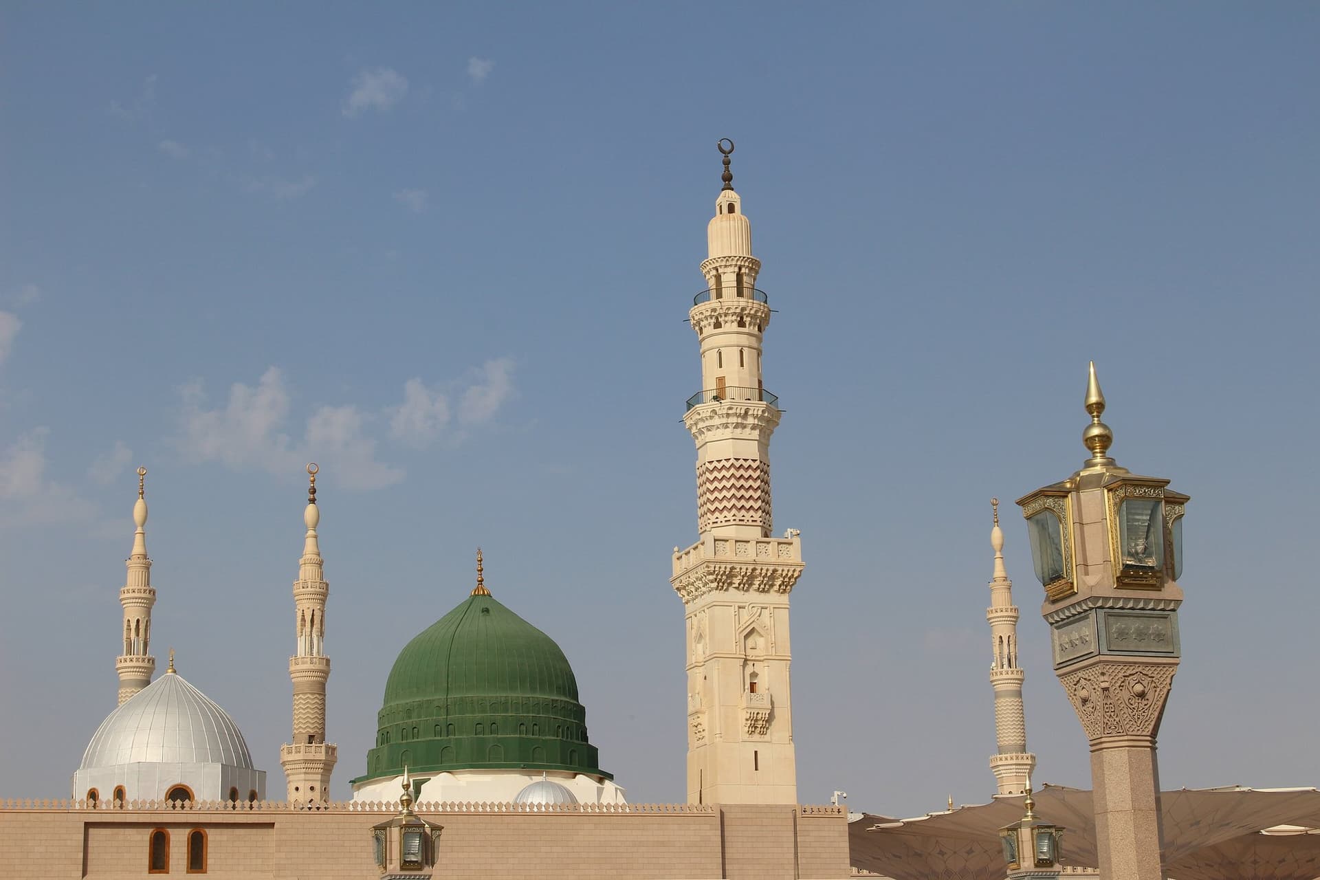 Mescid-i Nebevi'nin Yeşil Kubbesi, gümüş kubbe ve minarelerin yakın görünümü