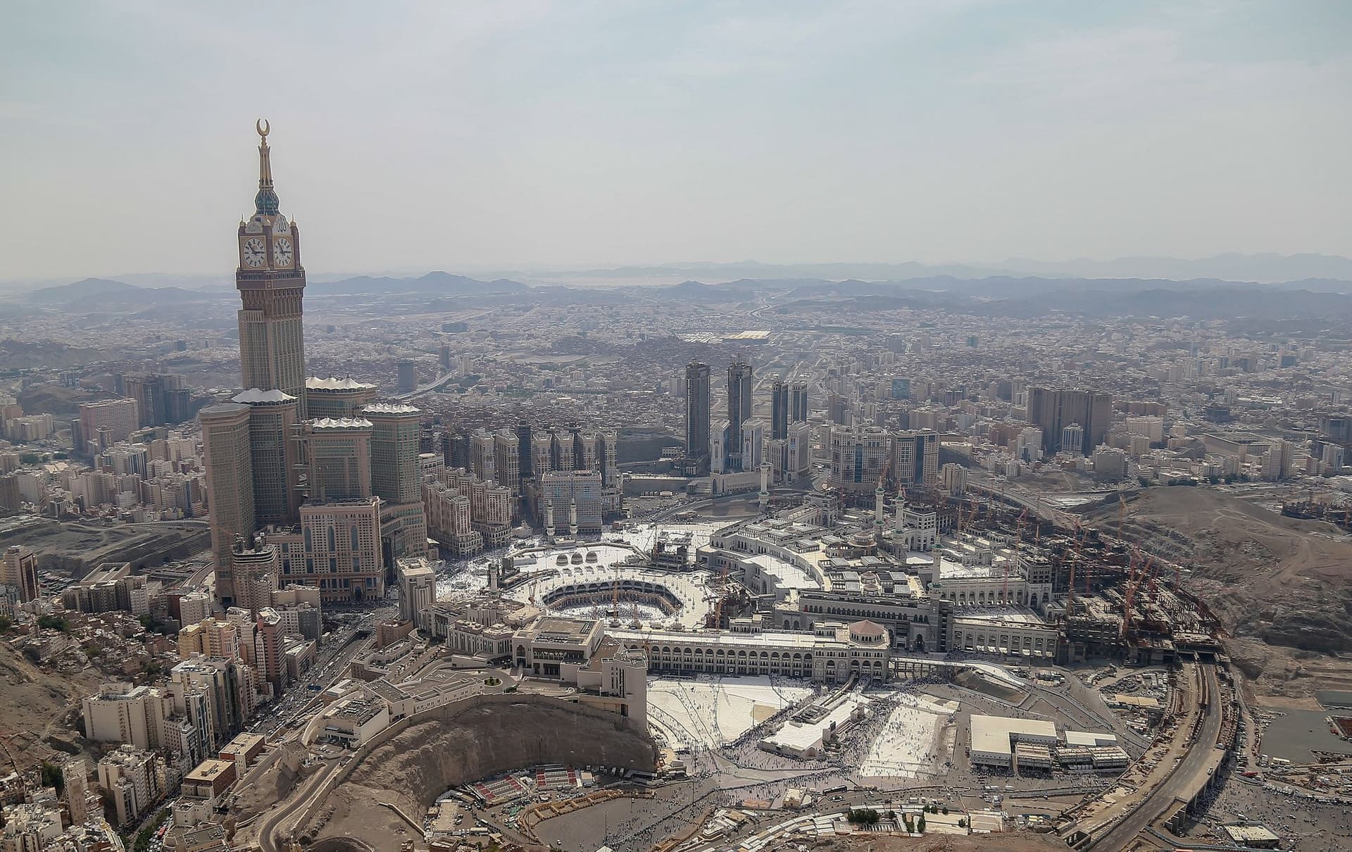 Yüksekten Mekke: saat kulesi, Mescid-i Haram ve şehir