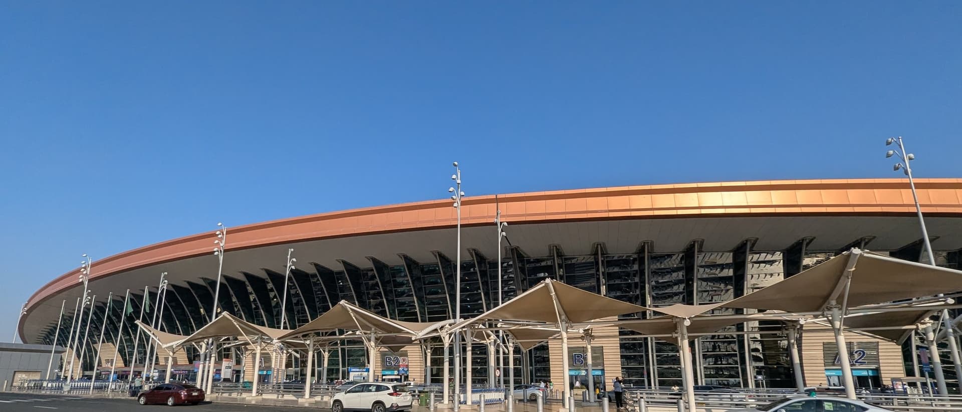 Cidde Kral Abdülaziz Uluslararası Havalimanı 1 No'lu Terminal binasının dış cephesi