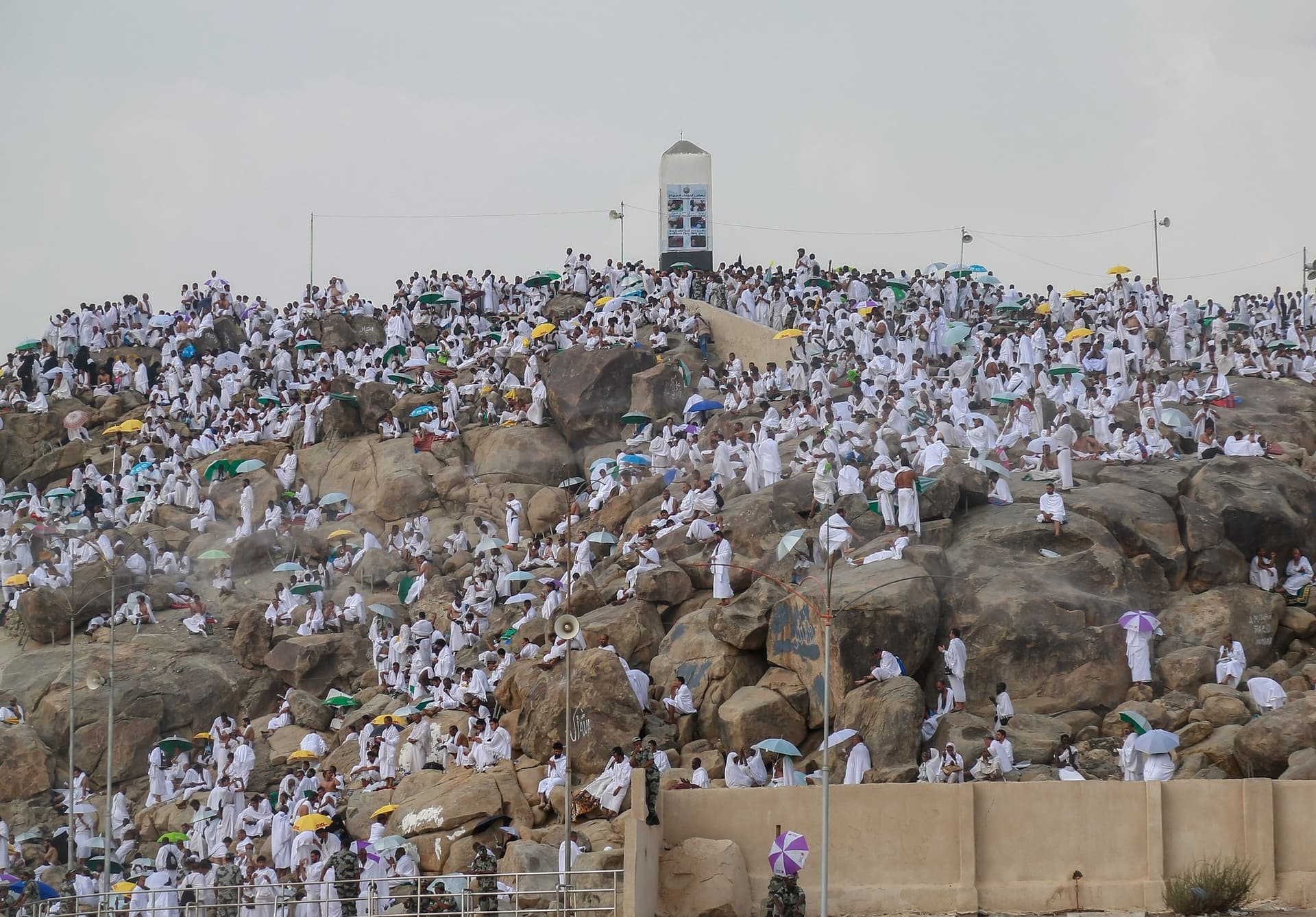 Arafat'taki Cebel-i Rahme tepesi ve beyaz ihramlı ziyaretçiler