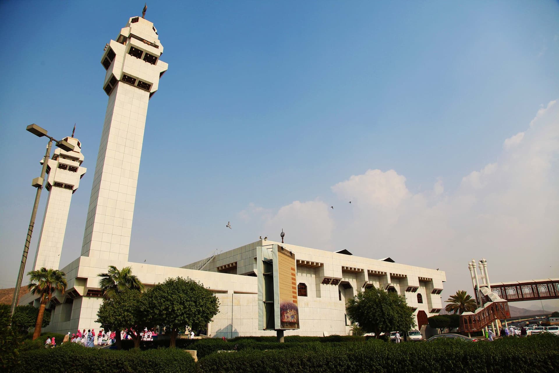 Umre için ihrama girilen Ten'im'deki Hz. Aişe Mescidi ve minareleri, Mekke