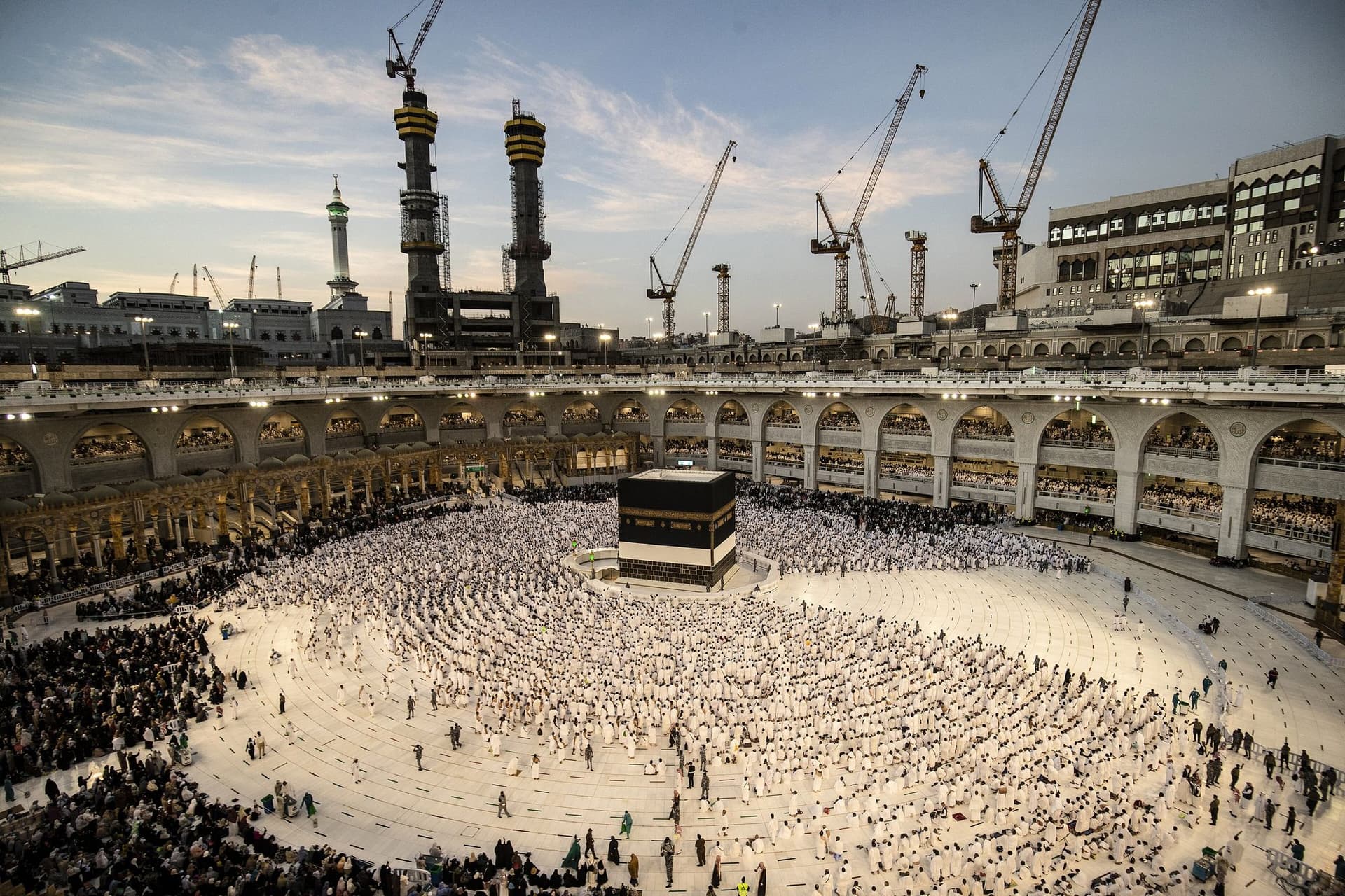 Gün batımında Mescid-i Haram avlusu, ortada Kâbe-i Muazzama ve etrafında namaz için saf tutan cemaat