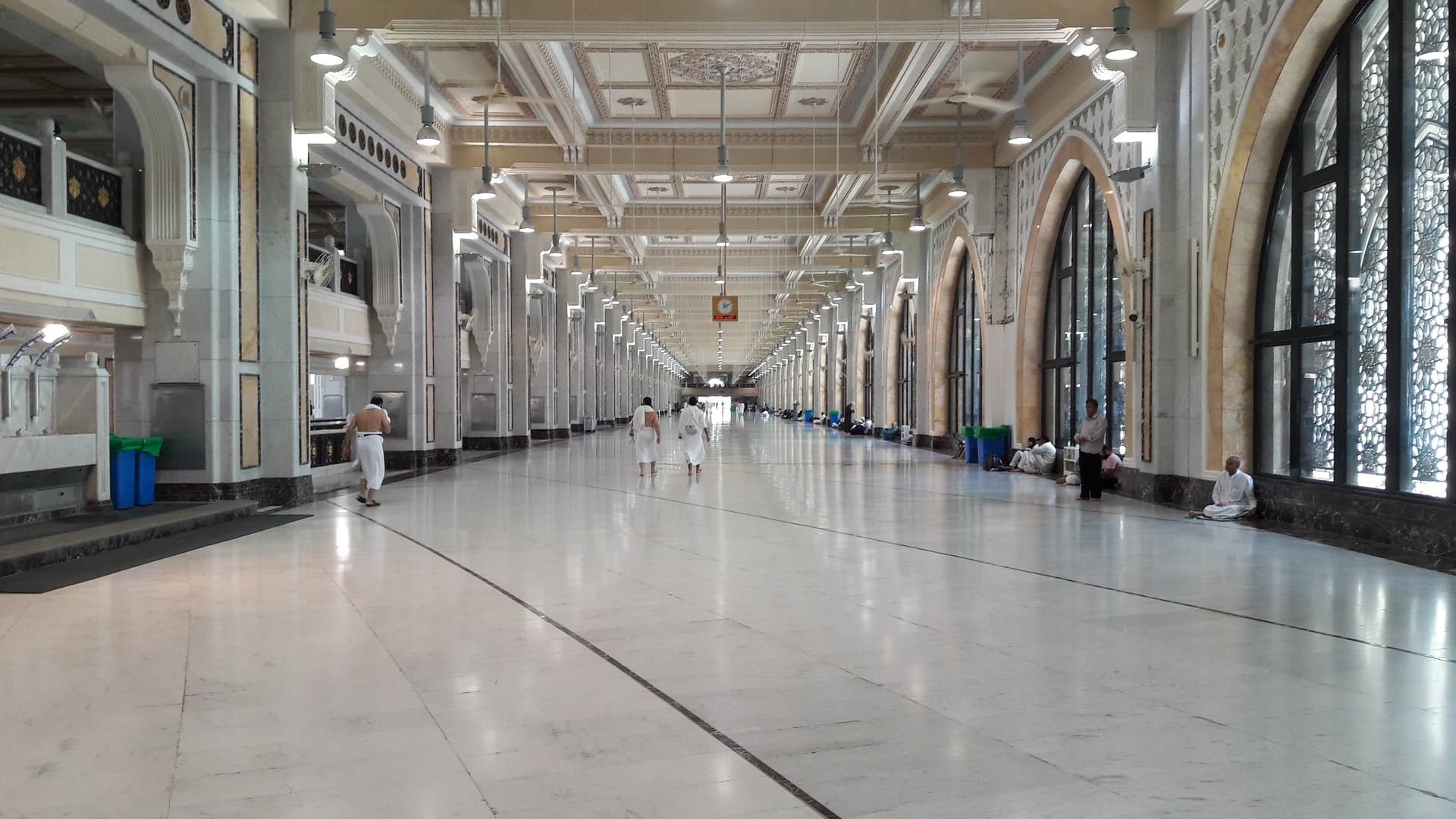 Mescid-i Haram içindeki Safa ile Merve arasındaki sa'y koridoru (Mes'a)