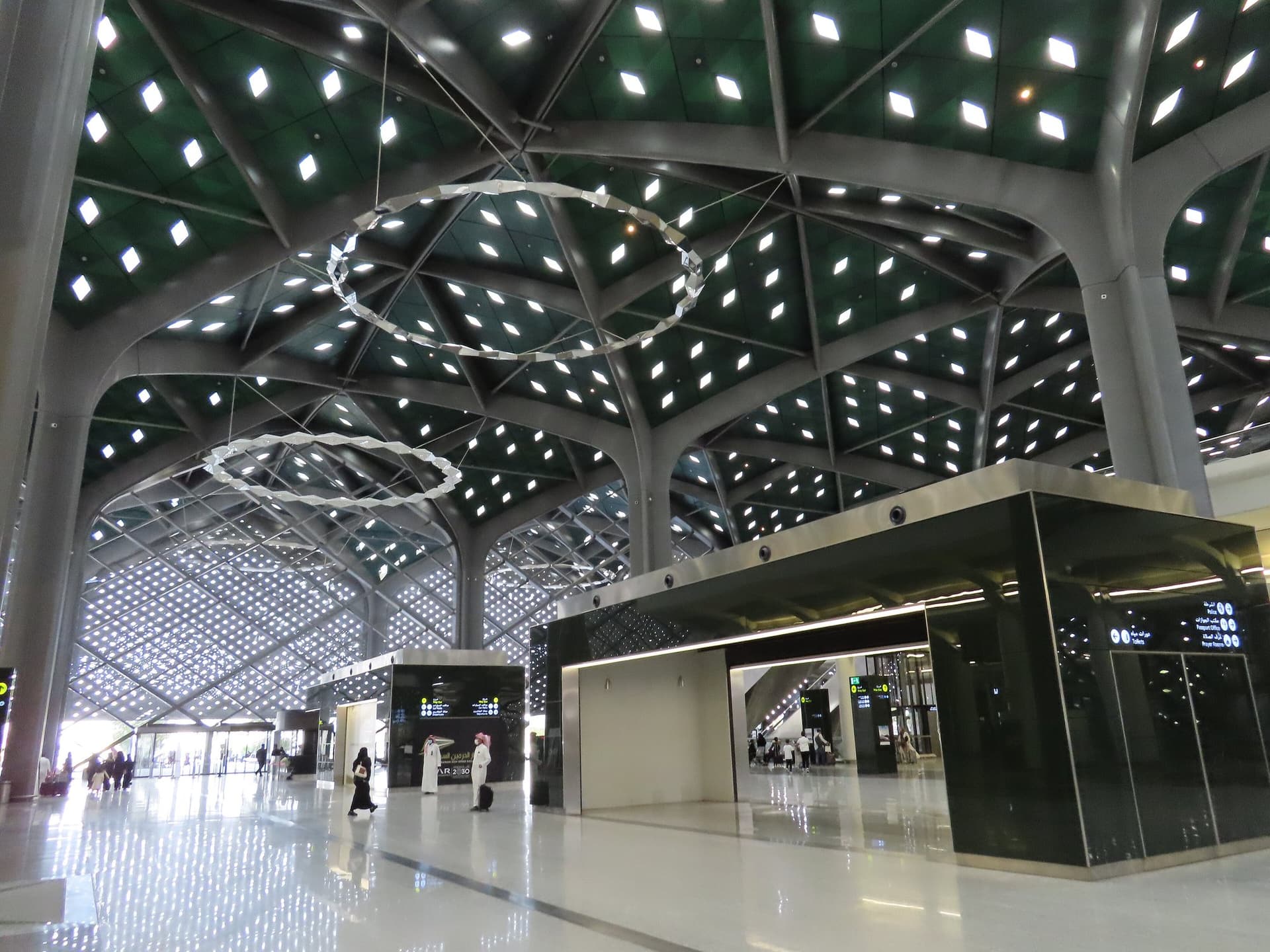 Haremeyn Hızlı Tren Medine istasyonunun modern iç mekânı ve ışıklı tavanı
