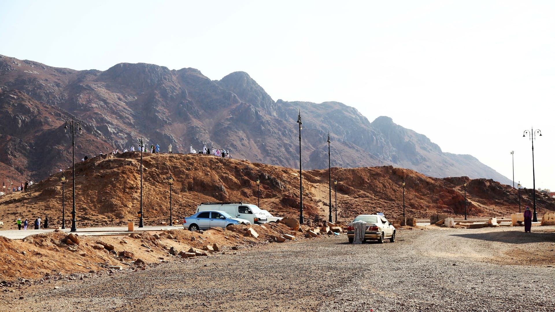Uhud Savaşı alanı: Okçular Tepesi (Cebel-i Rumat) ve arkasında yükselen Uhud Dağı