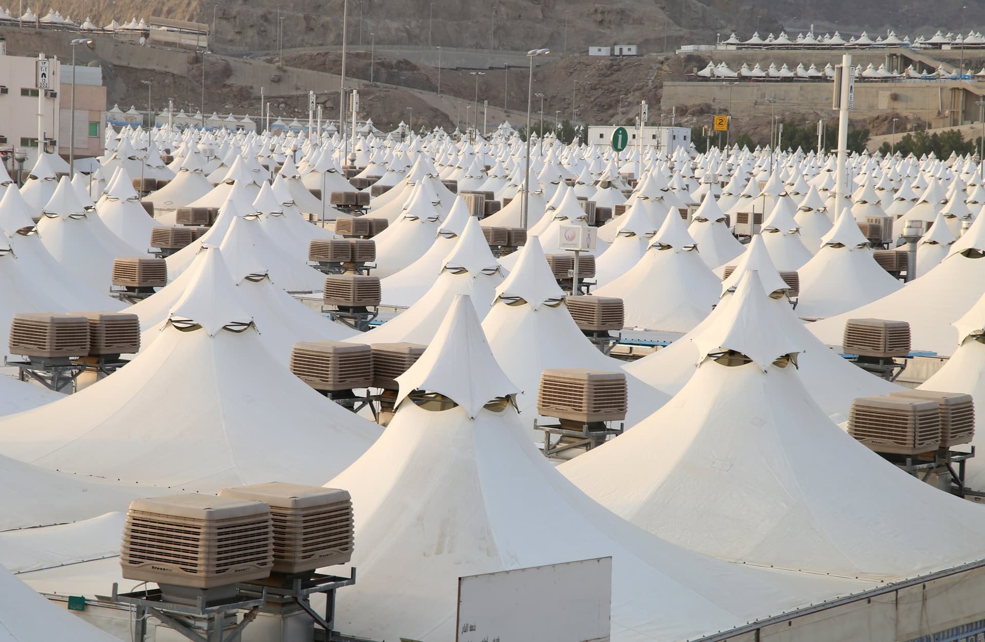 Mina'daki beyaz, klimalı hacı çadırları kenti